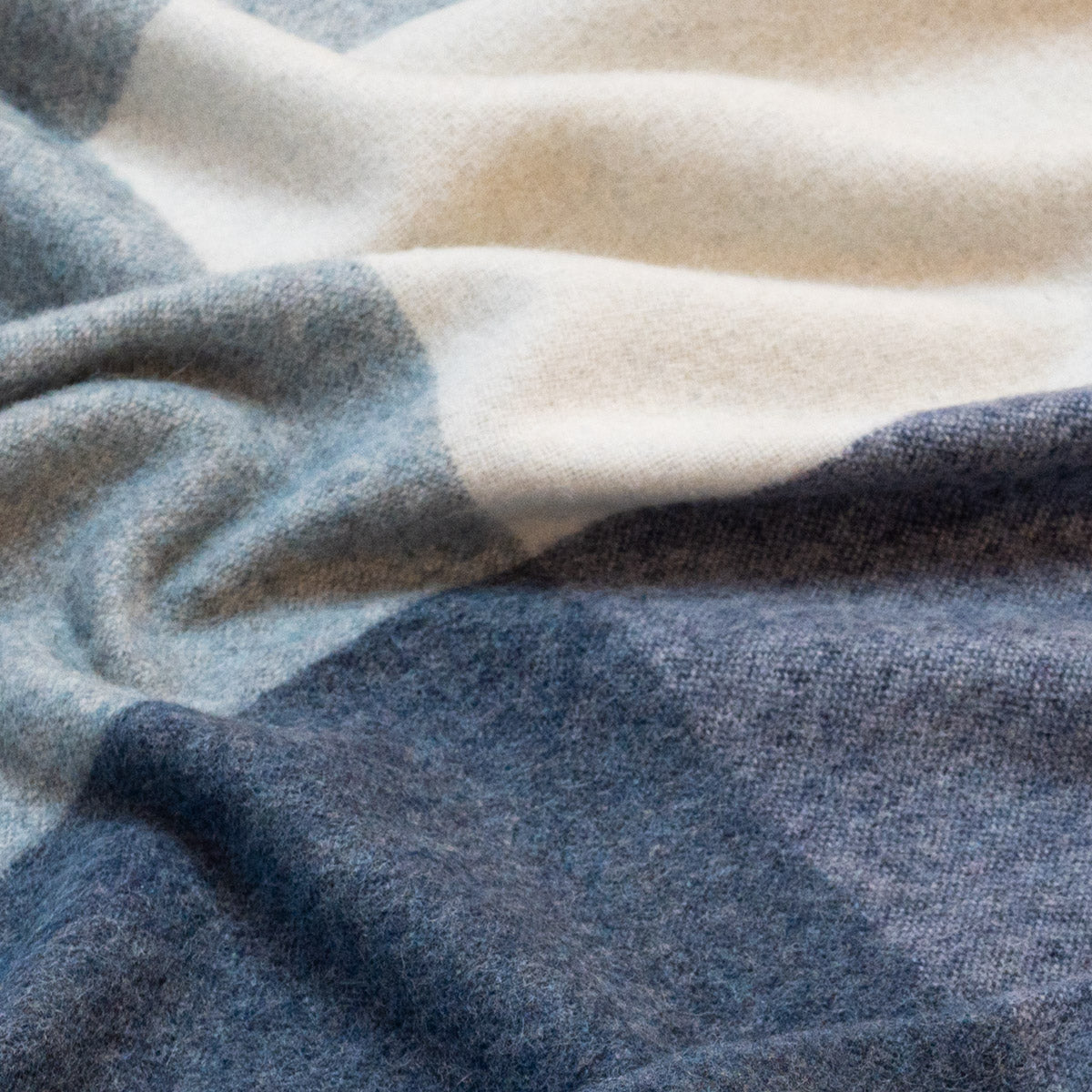 Plaid à carreaux bleus en alpaga recyclé, plié