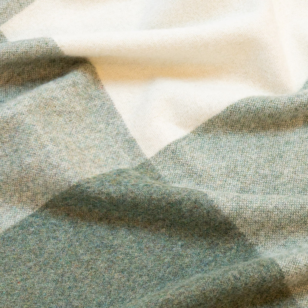 Plaid à carreaux bleus en alpaga recyclé, plié