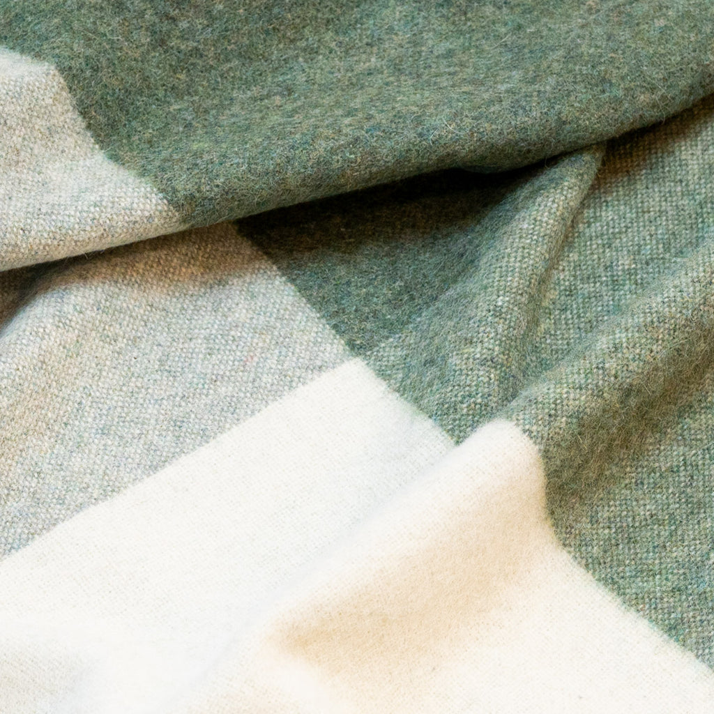 Plaid à carreaux bleus en alpaga recyclé, plié