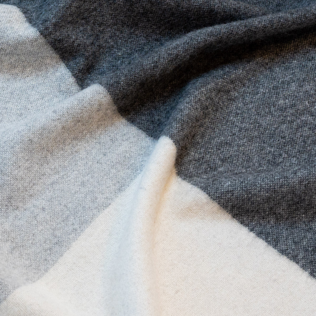 Plaid à carreaux bleus en alpaga recyclé, plié